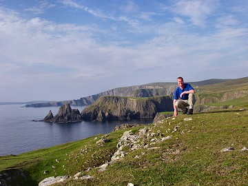 Picture of Armin in front of the cliffs