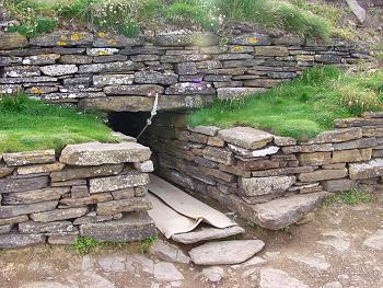 Picture of the entrance to the cairn